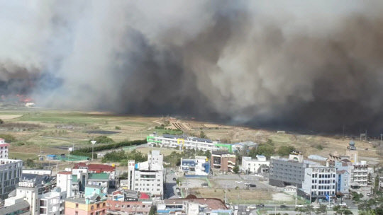 순간 최대풍속 초속 30ｍ의 강한 바람이 불고 있는 강원 강릉시에서 산불이 발생, 민가로 확산하는 가운데 주민 대피령이 내려졌다. 11일 강원도소방본부 등에 따르면 이날 오전 8시 30분께 강원 강릉시 난곡동에서 산불이 나 현재 강풍을 타고 민가 등으로 불길이 확산하고 있다.  [독자 차현민씨 제공=연합뉴스]